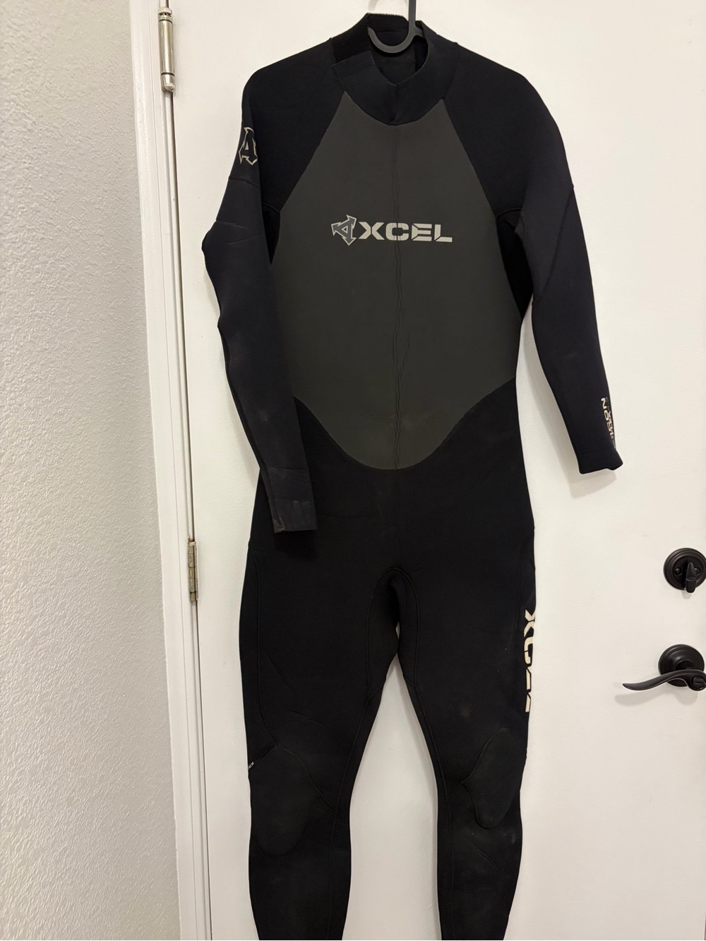 XCEL Men's Black Full-Body Wetsuit 4/3 fusion seal offset black
